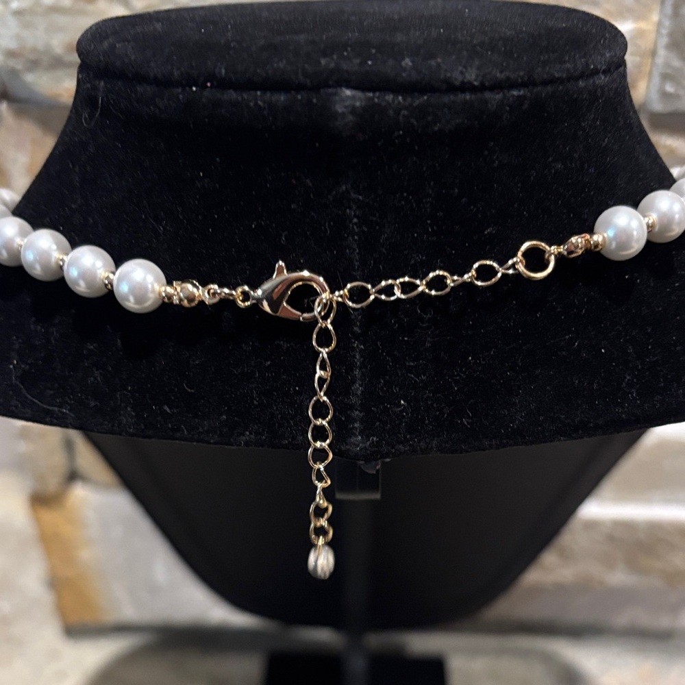 Chic faux Pearl Necklace with Gold-Tone designer Crystal Pendant - Picture 4 of 5